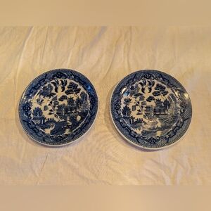 2/40$ Vintage Blue and White Willow Pattern Dinner Plates - Set of 2